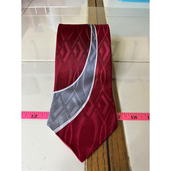 Haggar Collections Red Diamond Pattern Silk Necktie Elegant Design - Picture 1 of 3